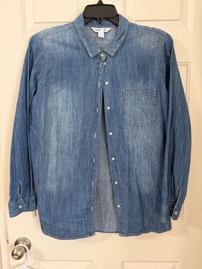 Old Navy "The Classic Shirt" Light Wash Long Sleeve Button Up Denim Top